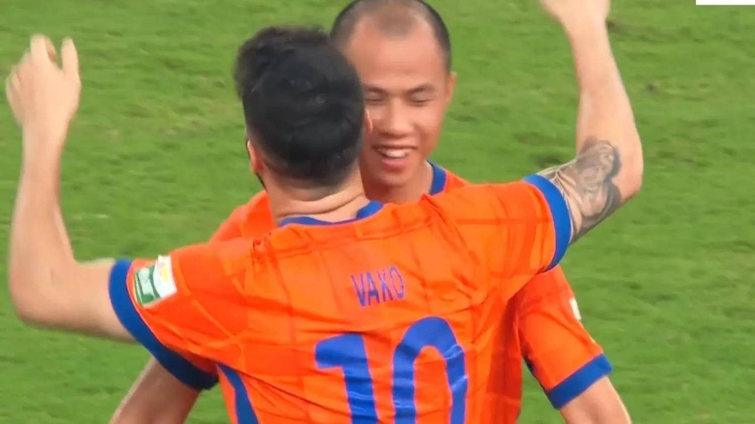 乱！乱！中超：榜首再次易主，国安+海港均2-1逆转，申花跌至第2(史上最牛穿越冯睿)