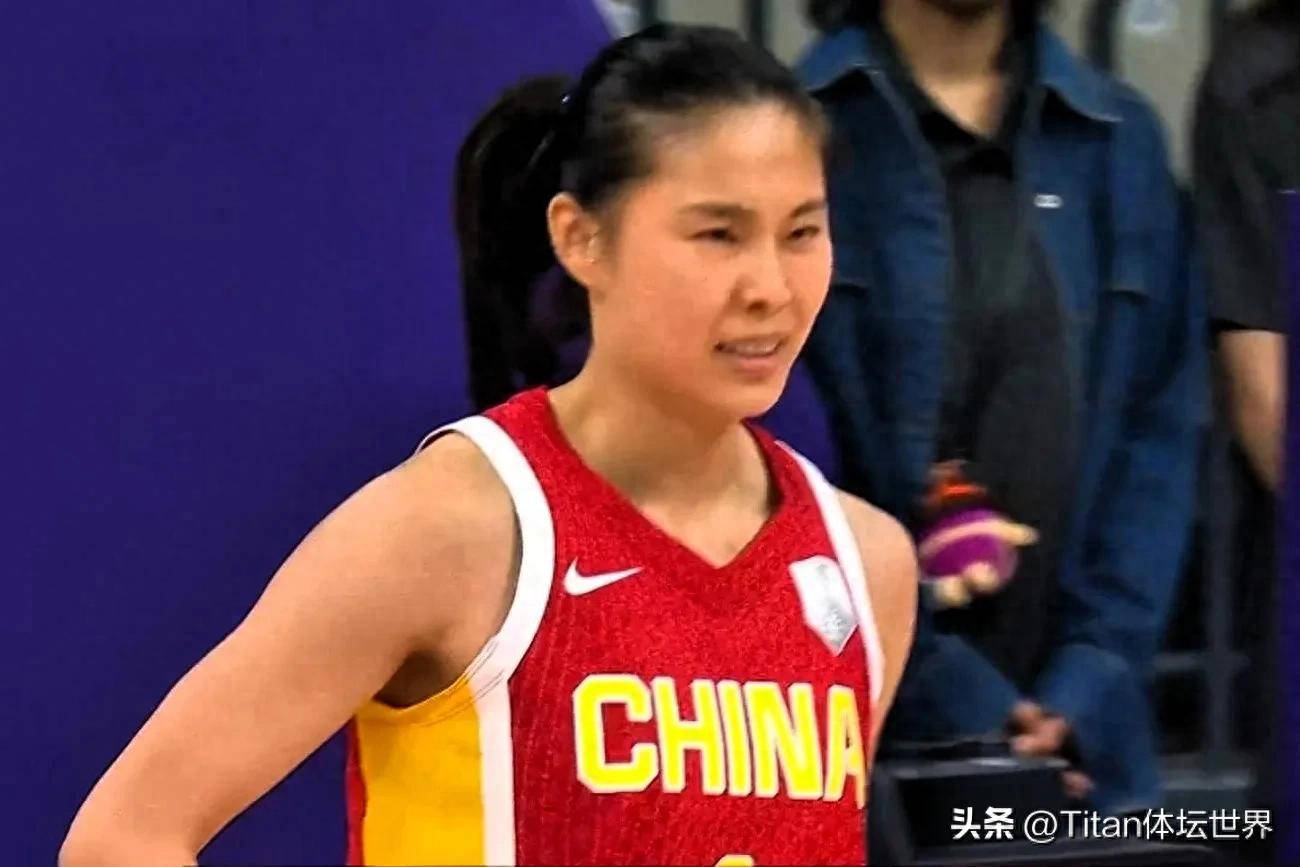 关于颁奖仪式：中国女篮领铜牌全队严肃杨舒予王思雨等多人难过落泪的信息